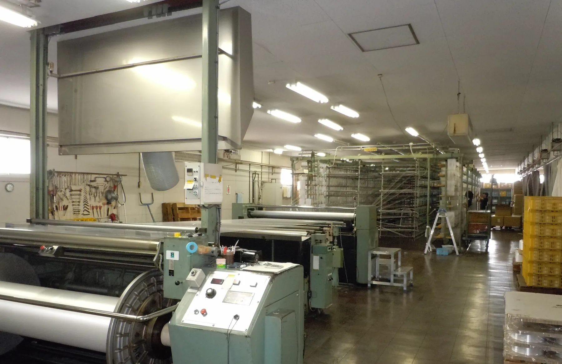 広い製造フロアに機械が並ぶ工場内